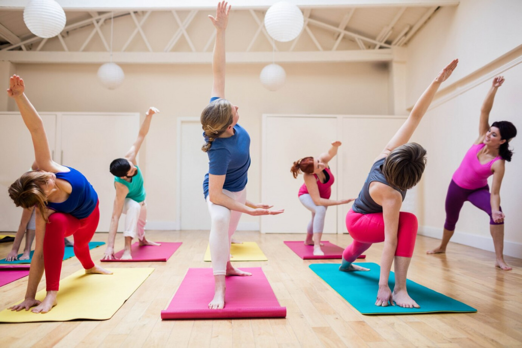 trainer-assisting-group-of-people-with-stretching-exercise_1170-158.jpg